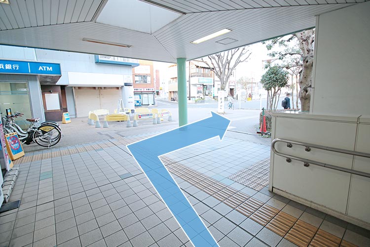 02.出口を出たら右手前方向に進みます