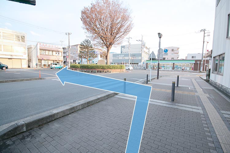 03.左にある横断歩道を渡ります